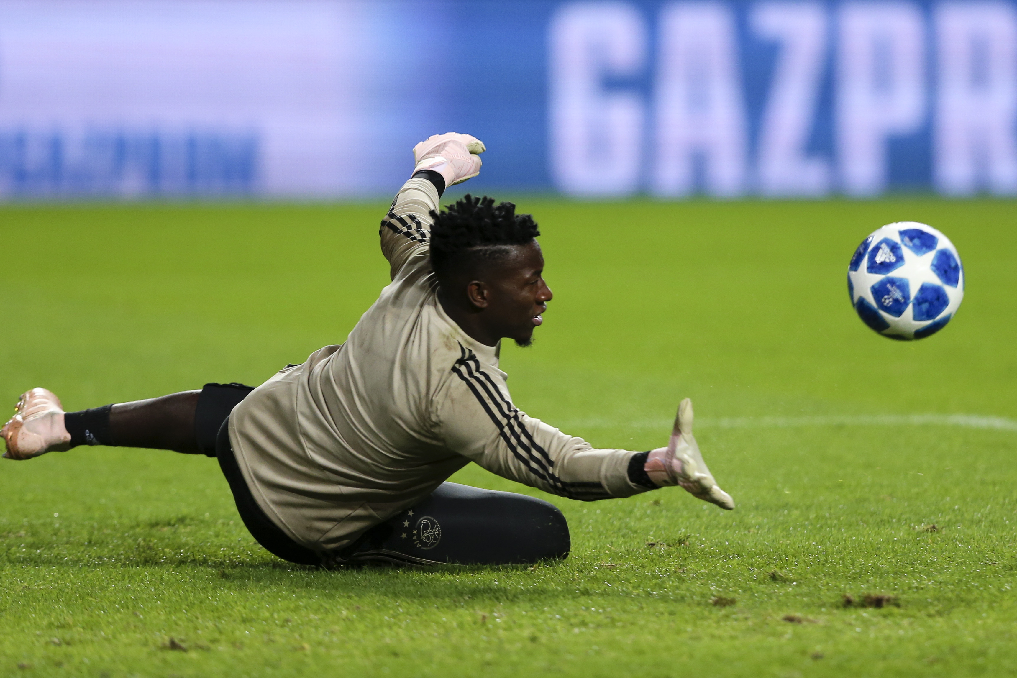 NINE GAME阿贾克斯迎欧冠关键赛，赛后遗憾出局，赛场秩序良好，更衣室氛围转暖的简单介绍