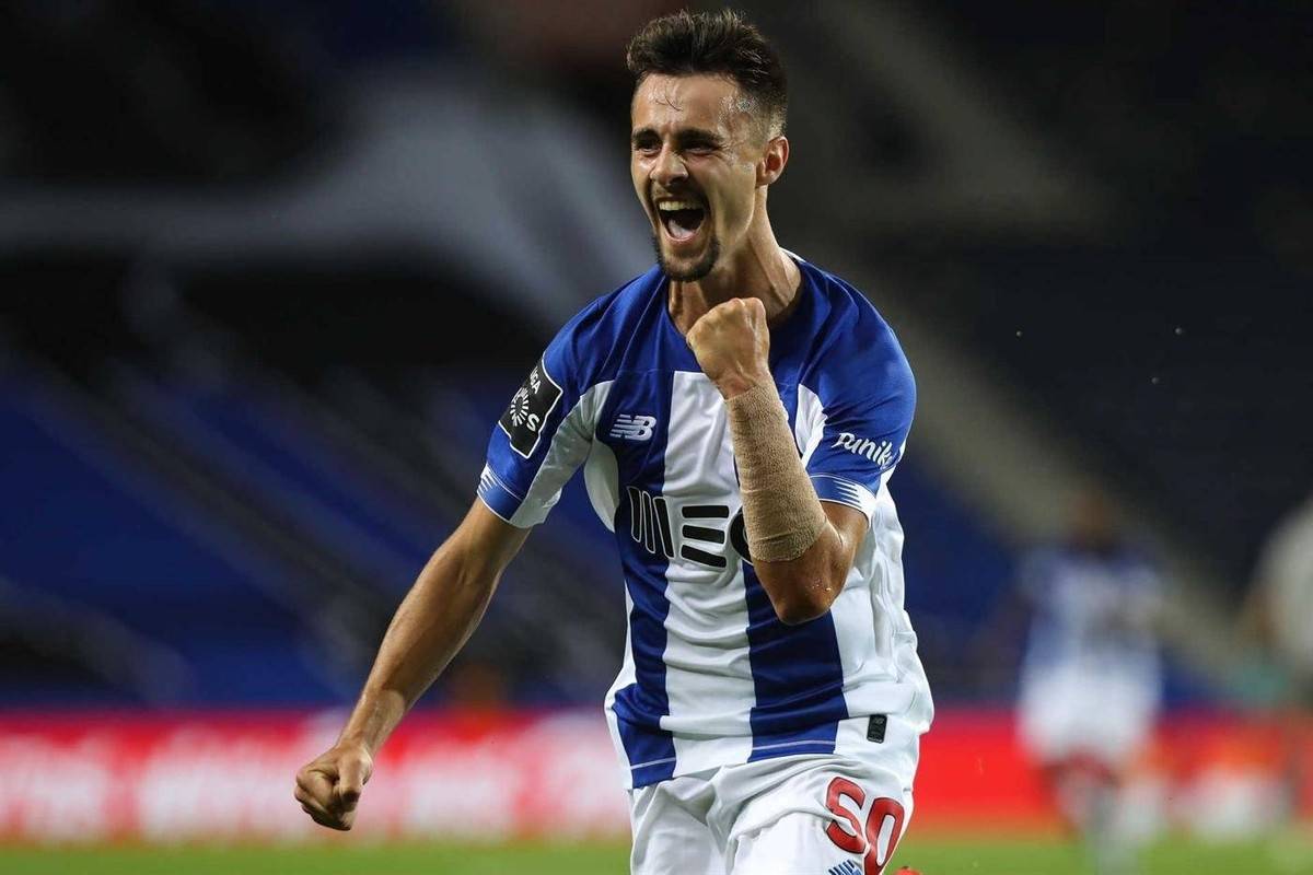 西甲今夜再迎强敌，拉齐奥单刀错失，主帅态度：更衣室稳定，临场指挥获称赞的简单介绍